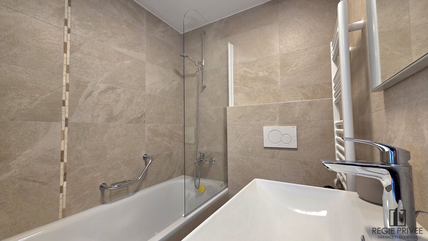 Modernes Badezimmer mit Badewanne und Walk-in-Dusche