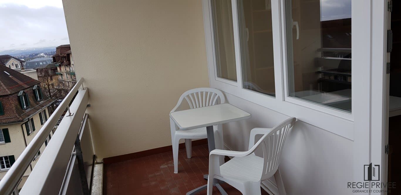 Balkon mit kleiner Sitzgruppe