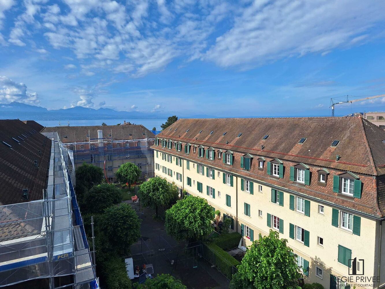 Blick über Innenhof mit Meer und Altbaudach