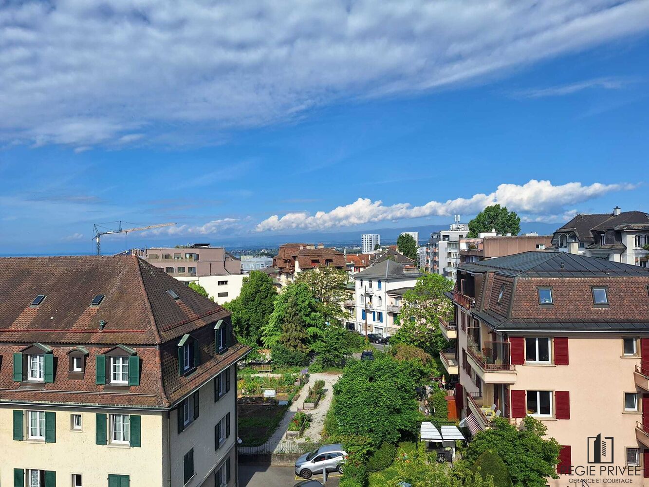 Stadtblick über Wohnhäuser