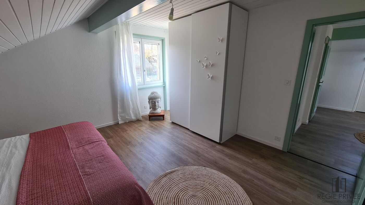 Helles Schlafzimmer mit Dachschräge