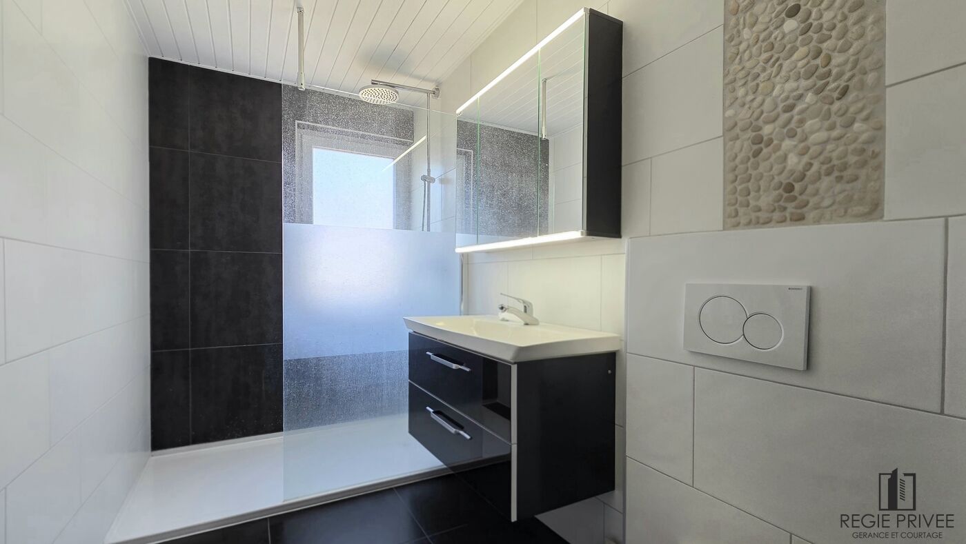 Modernes Badezimmer mit begehbarer Dusche und Waschtisch