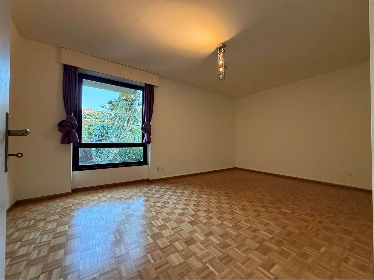 Leerer Wohnraum mit Fenster