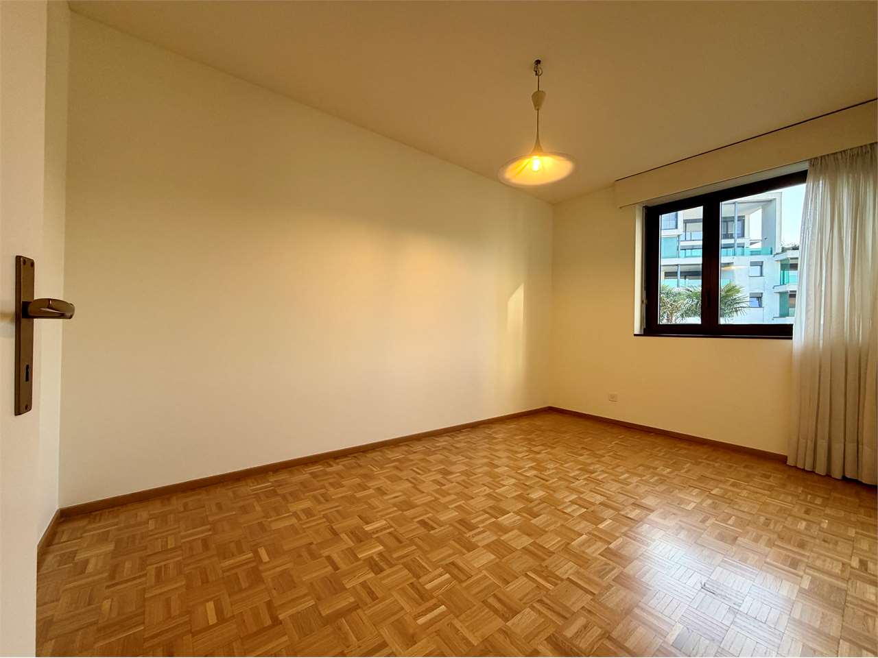 Leeres Schlafzimmer mit Fensterblick