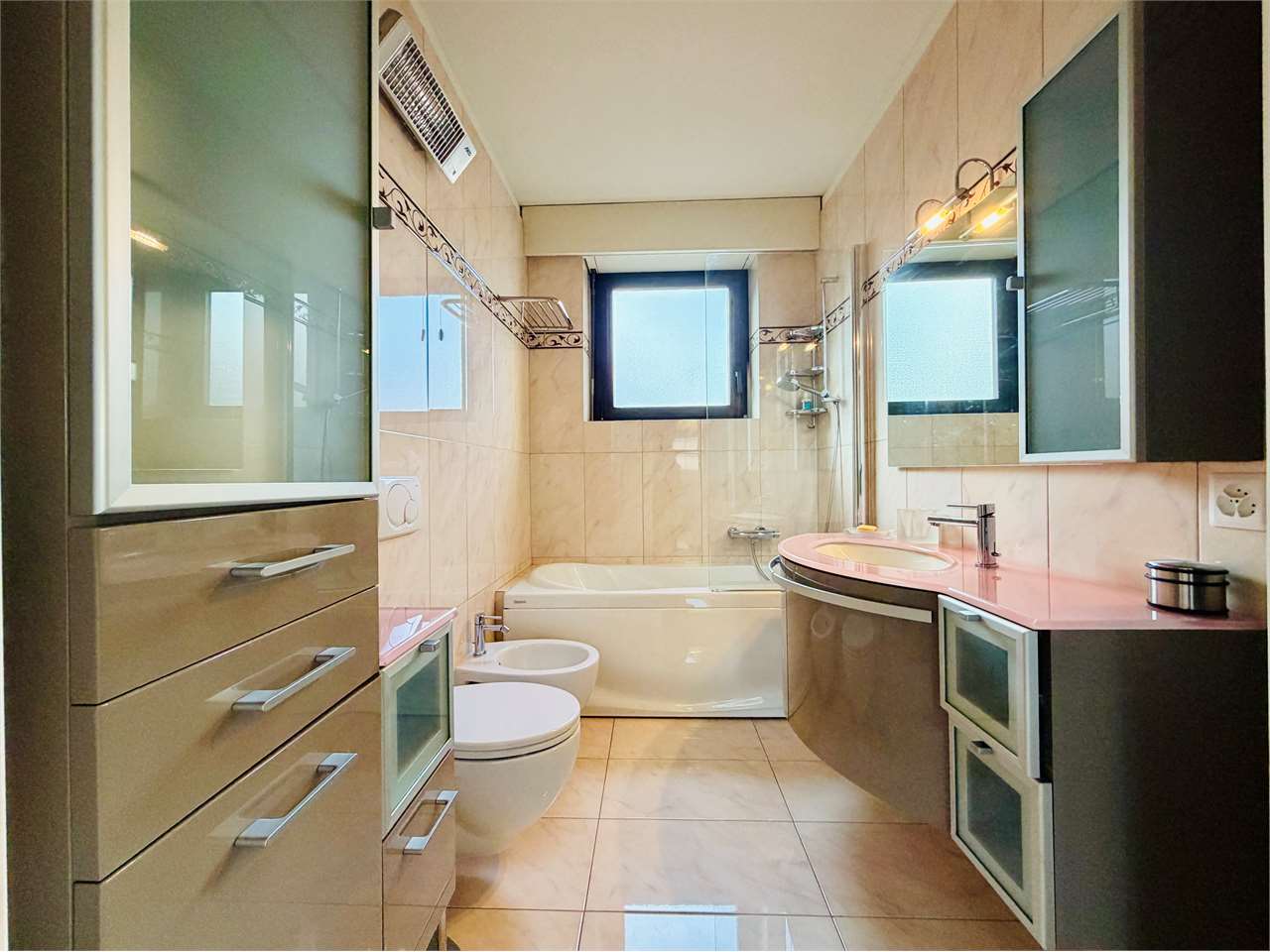 Modernes Badezimmer mit Badewanne und Doppelwaschbecken