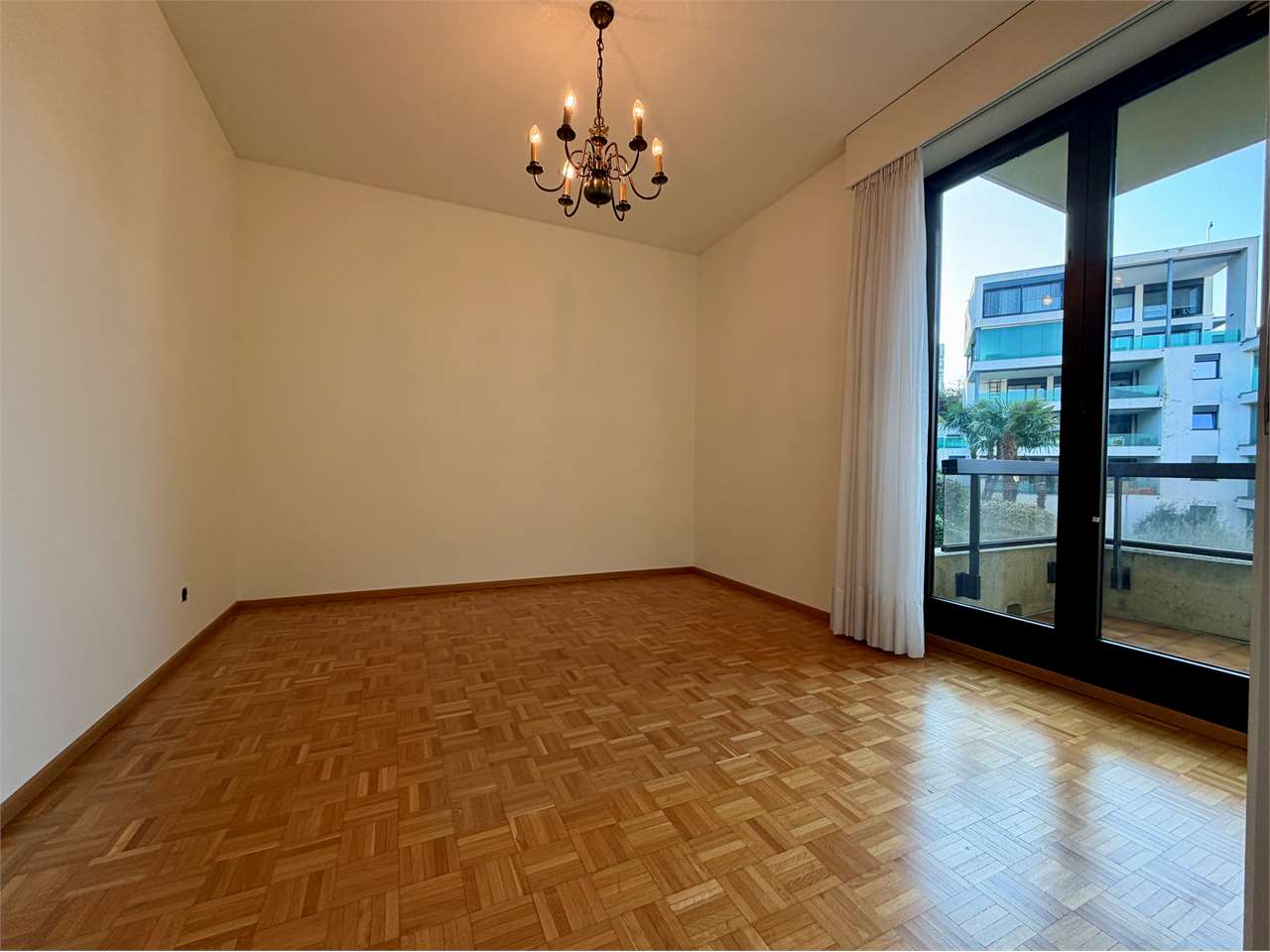Leerer Wohnraum mit Balkonblick