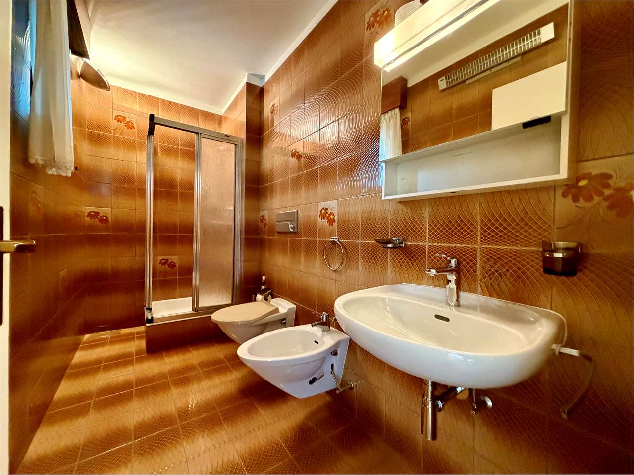 Badezimmer mit braunen Fliesen