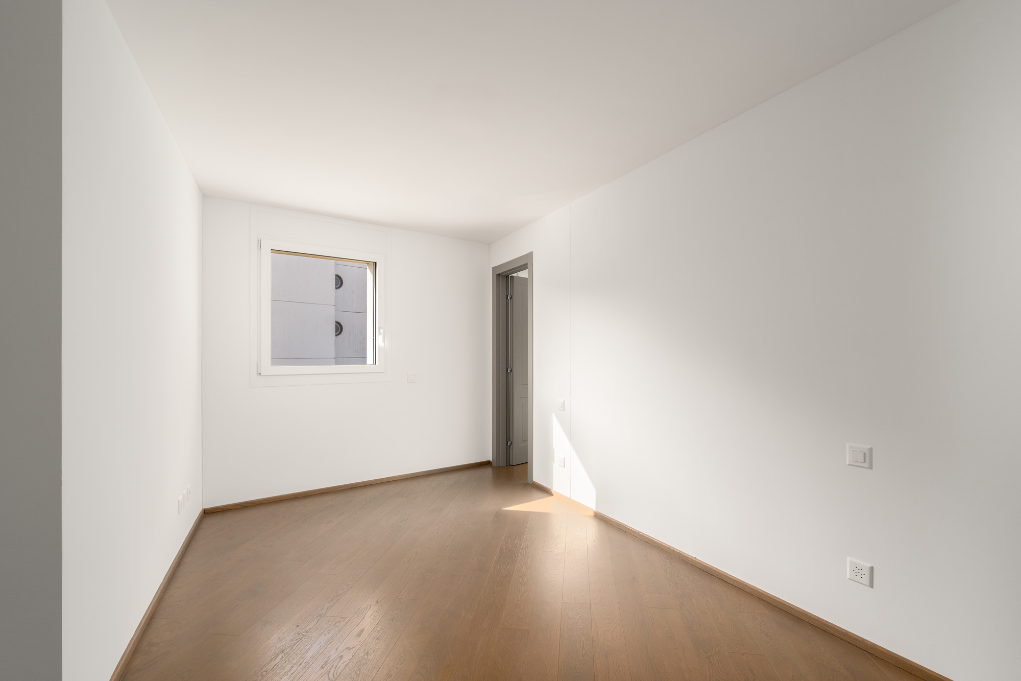 Heller leerer Raum mit Holzboden