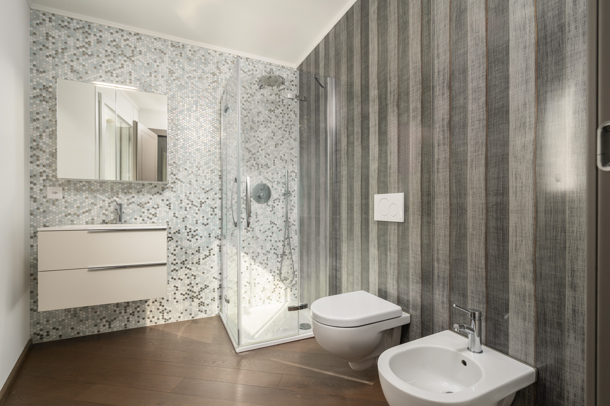 Modernes Badezimmer mit Walk-in-Dusche und Doppelwaschbereich