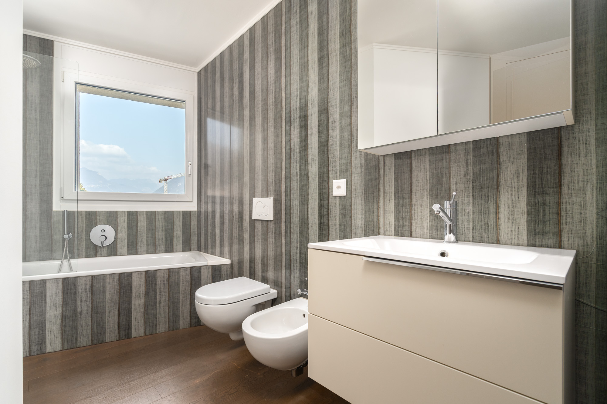 Modernes Badezimmer mit Wanne und Wand-WC