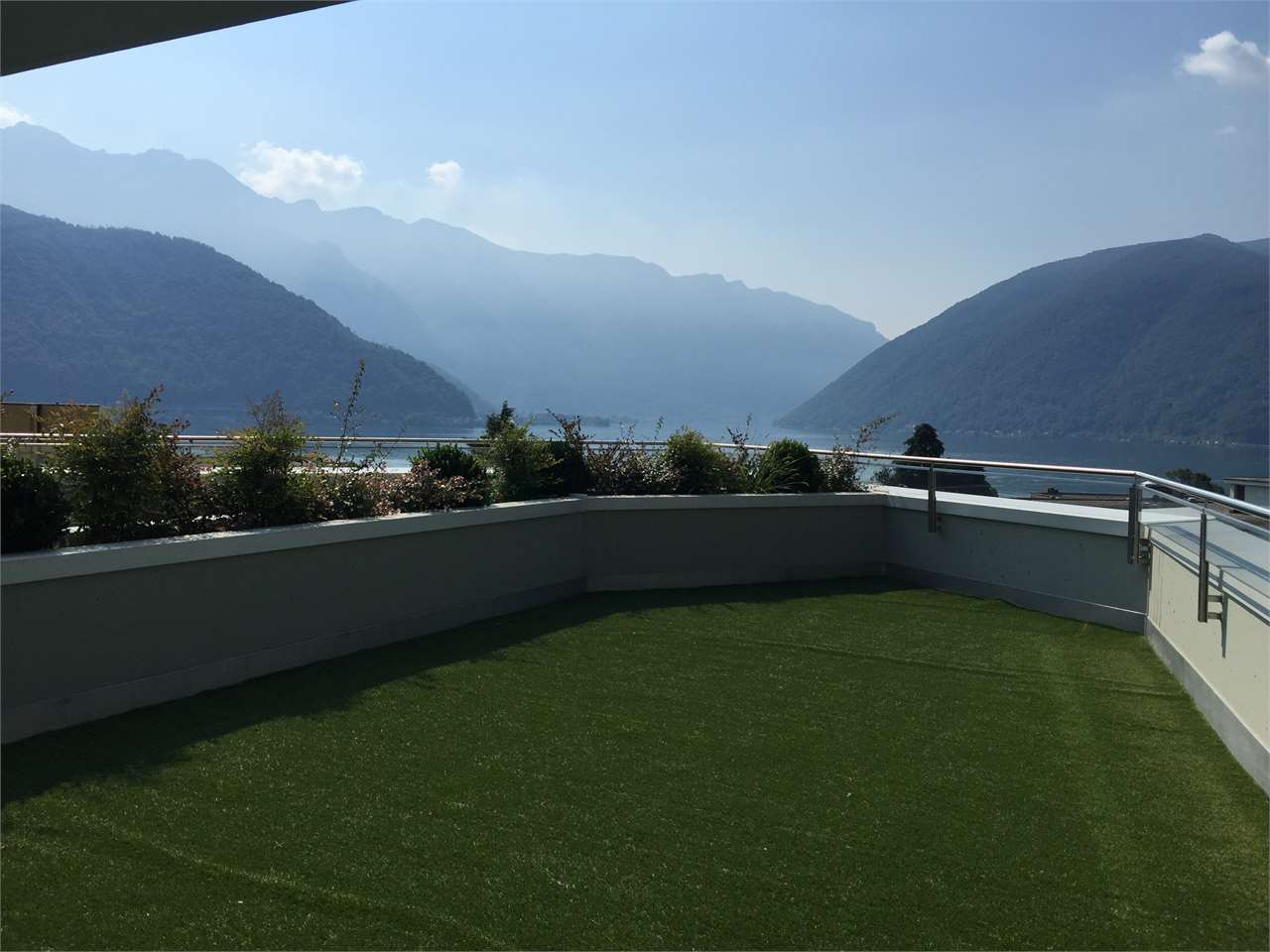 Dachterrasse mit Berg- und Seeblick