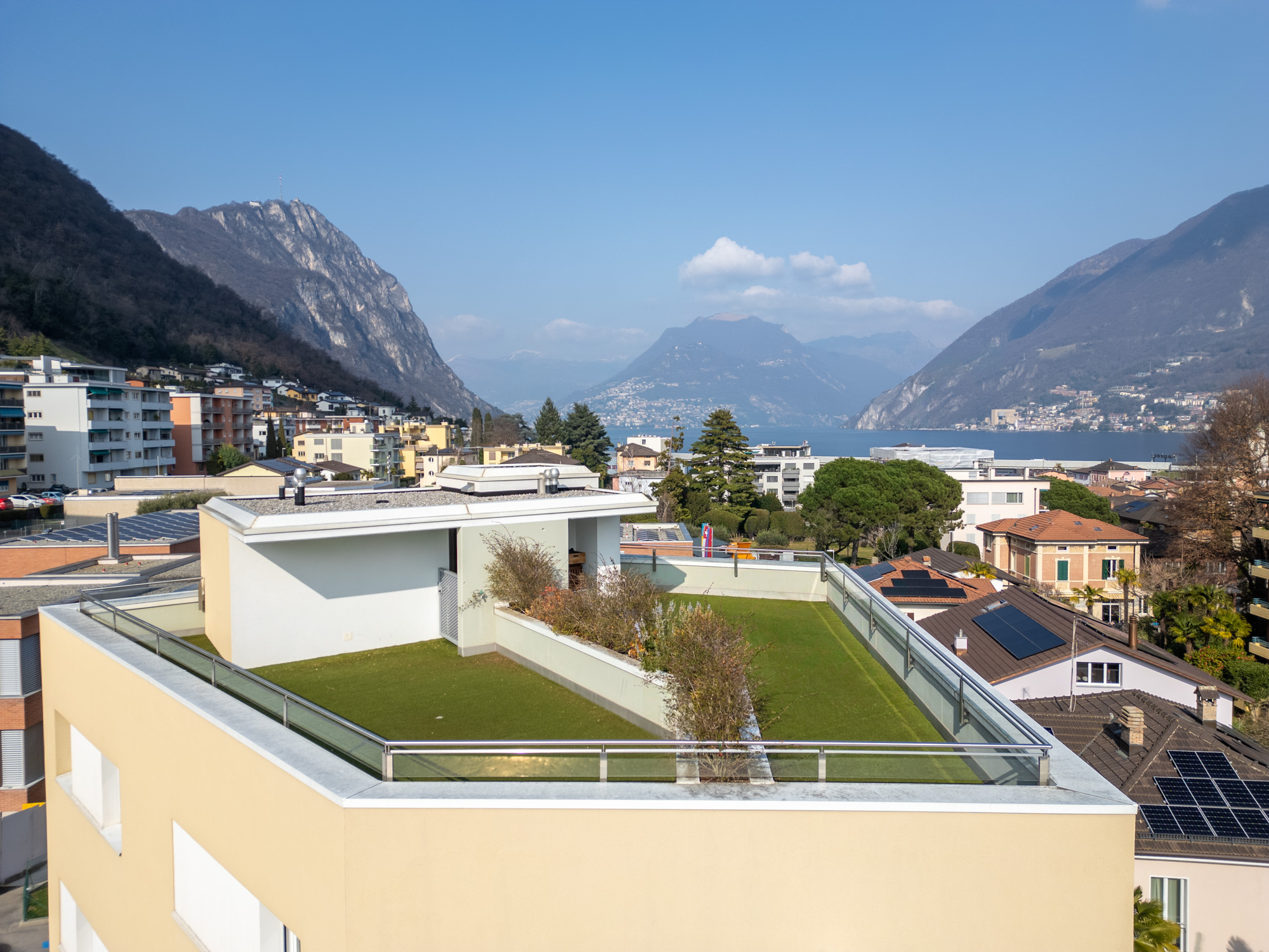 Dachterrasse mit Seeblick und Bergpanorama