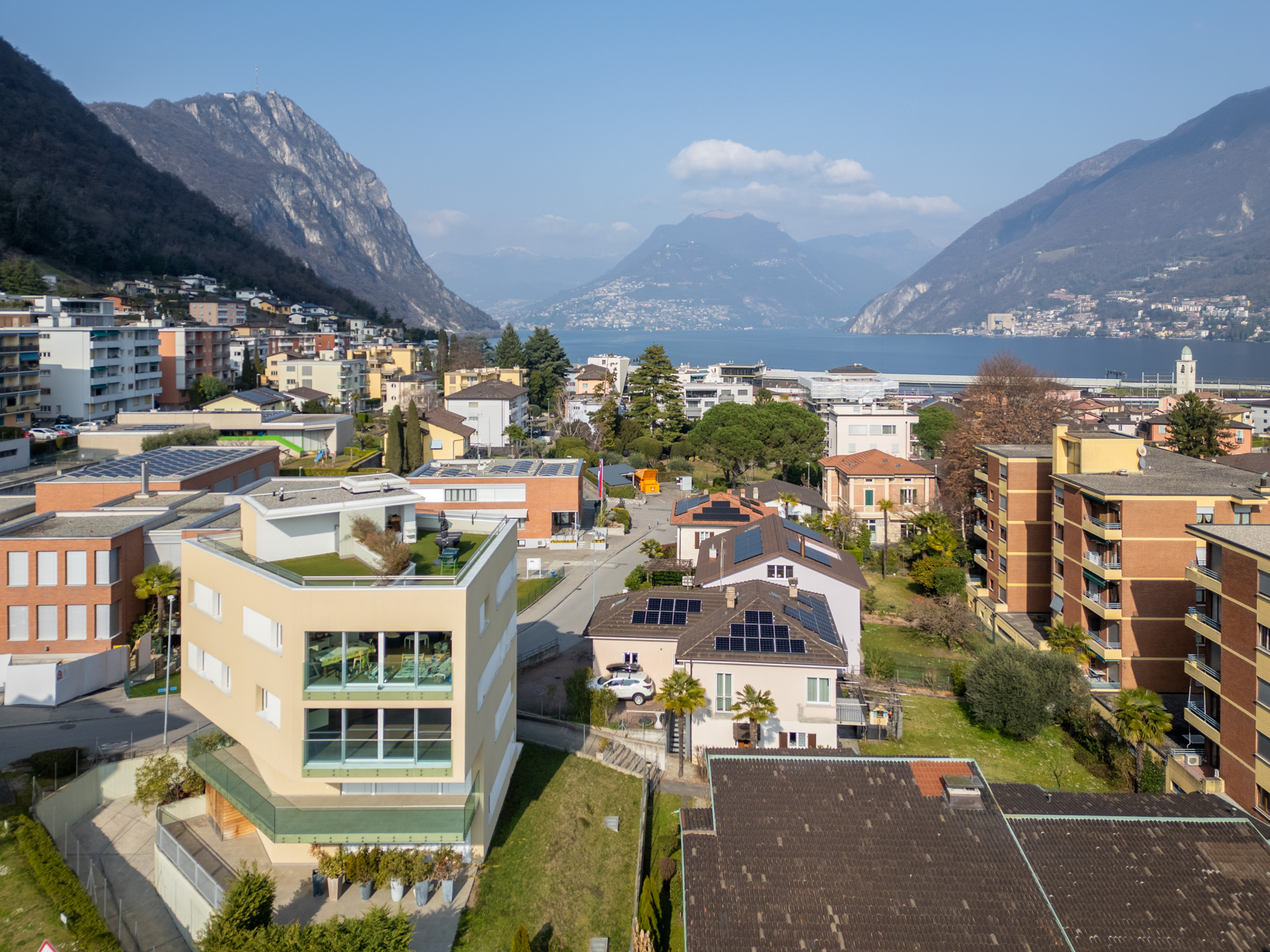 See- und Bergpanorama mit Wohnbebauung