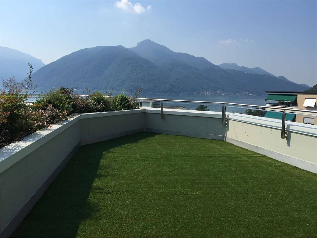 Dachterrasse mit Berg- und Seeblick