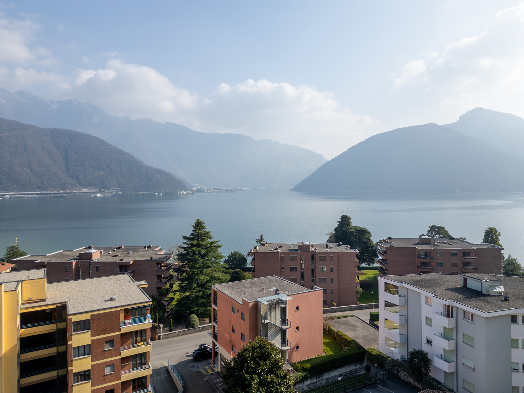 Seeblick mit Bergkulisse