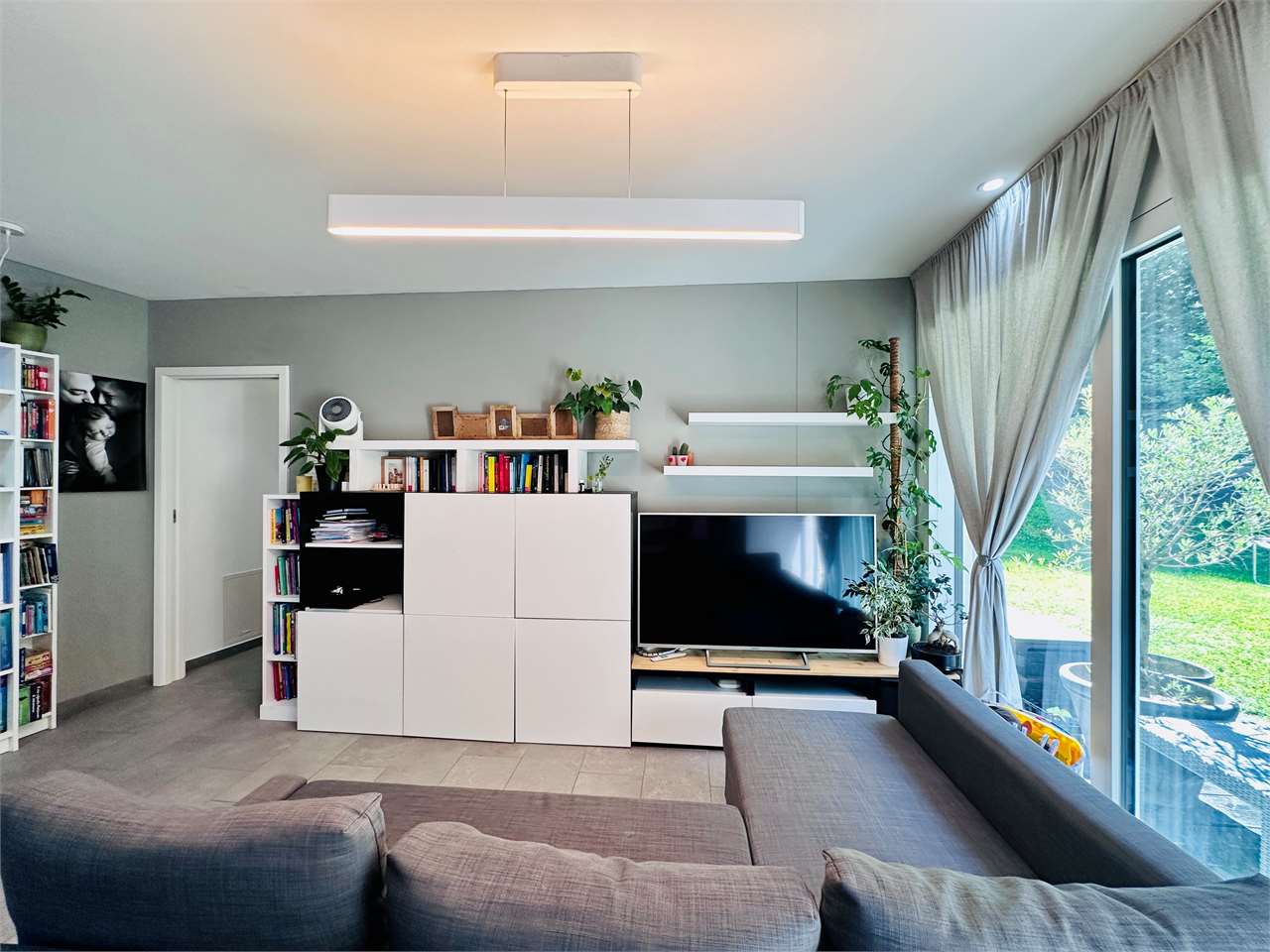 Modernes Wohnzimmer mit großer Fensterfront