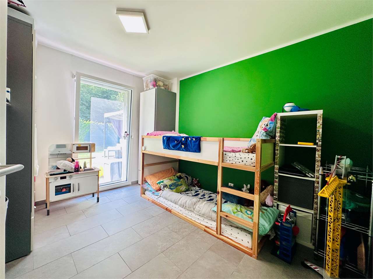 Kinderzimmer mit Hochbett und Gartenzugang