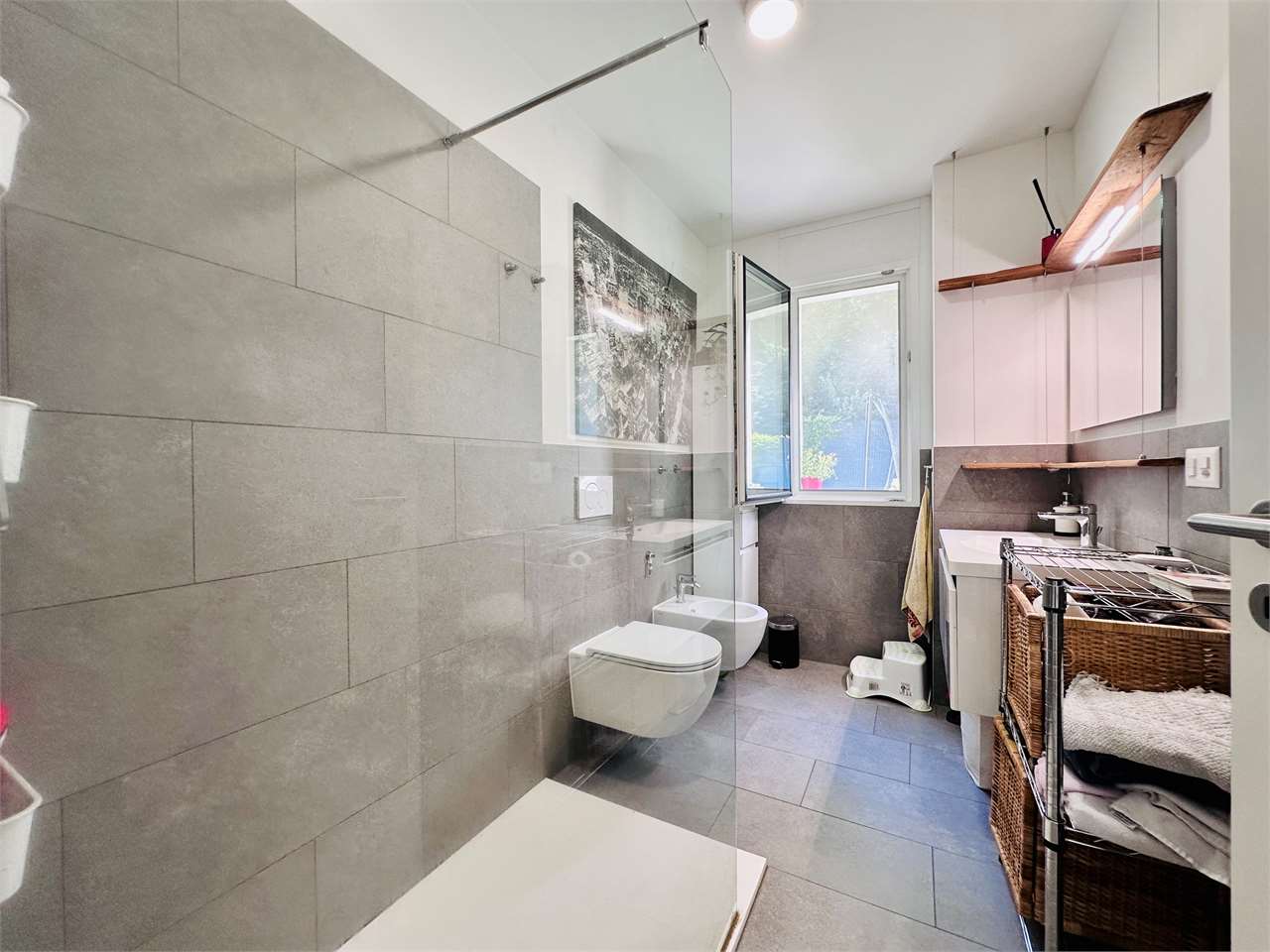 Modernes Badezimmer mit Glasabtrennung