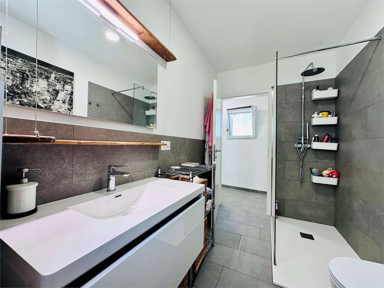 Modernes Badezimmer mit begehbarer Dusche und Waschtisch