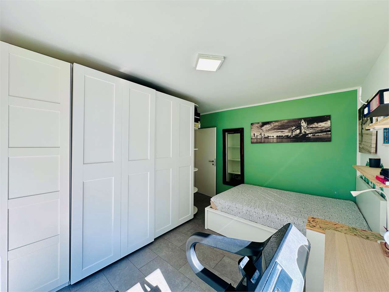 Schlafzimmer mit grüner Akzentwand