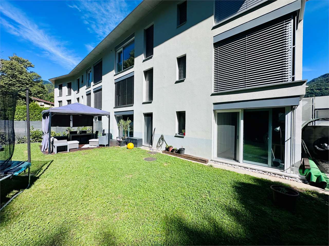 Moderne Wohnanlage mit Garten