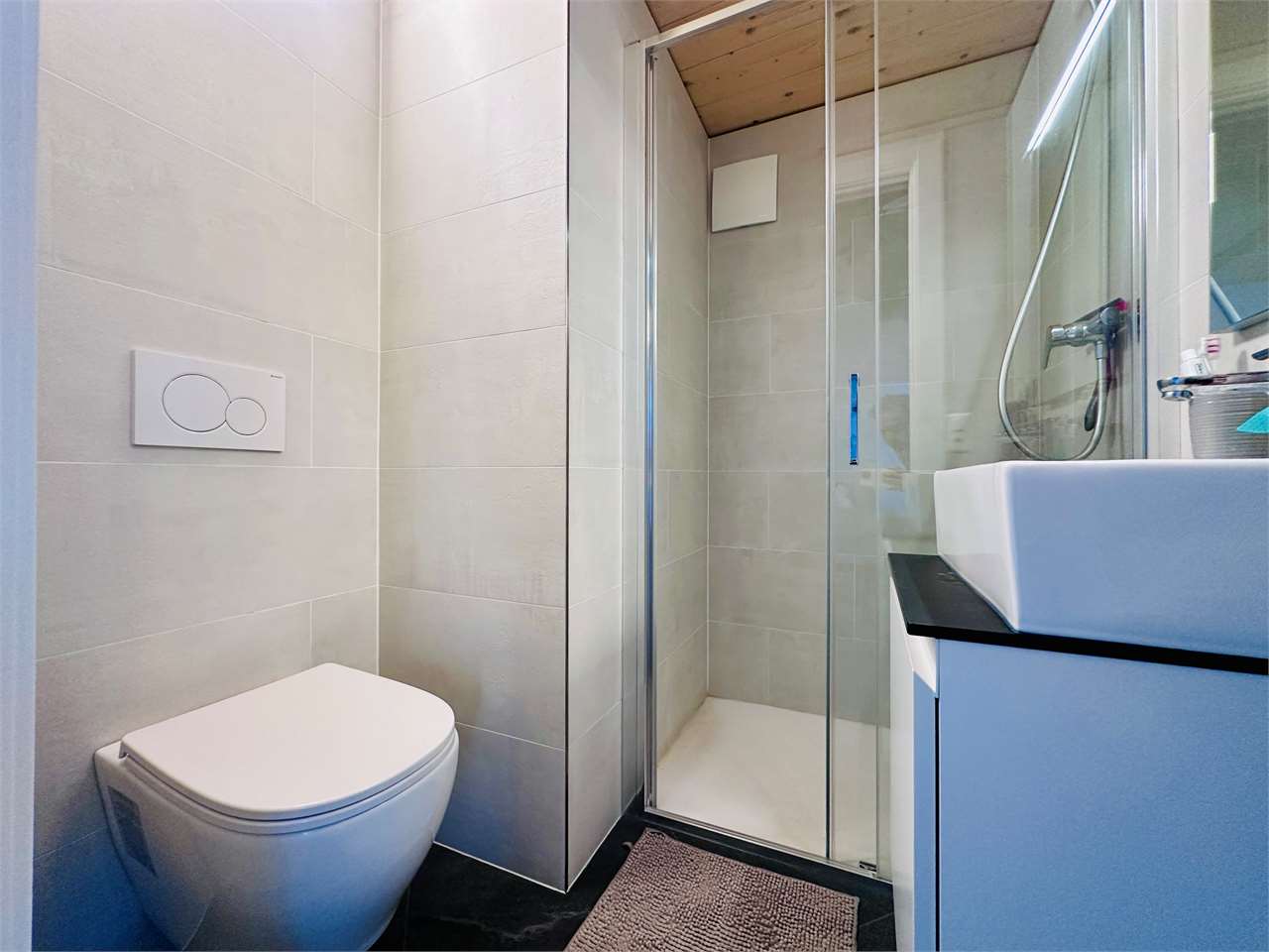 Modernes kleines Bad mit Dusche und Wand-WC