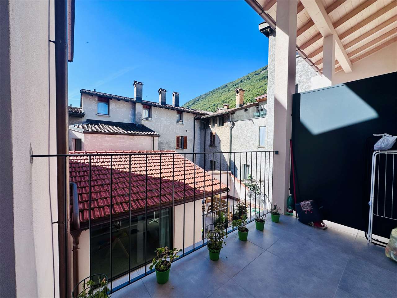 Balkon mit Blick auf Innenhof und Dächer