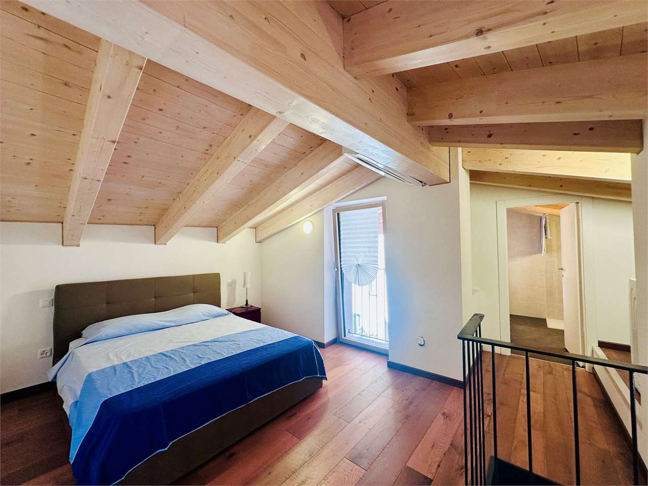 Schlafzimmer im Dachgeschoss mit Holzdecke