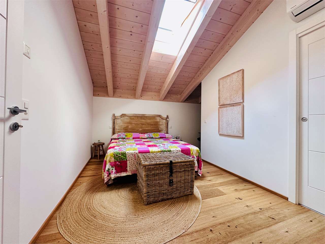 Helles Schlafzimmer mit Holzbalkendecke