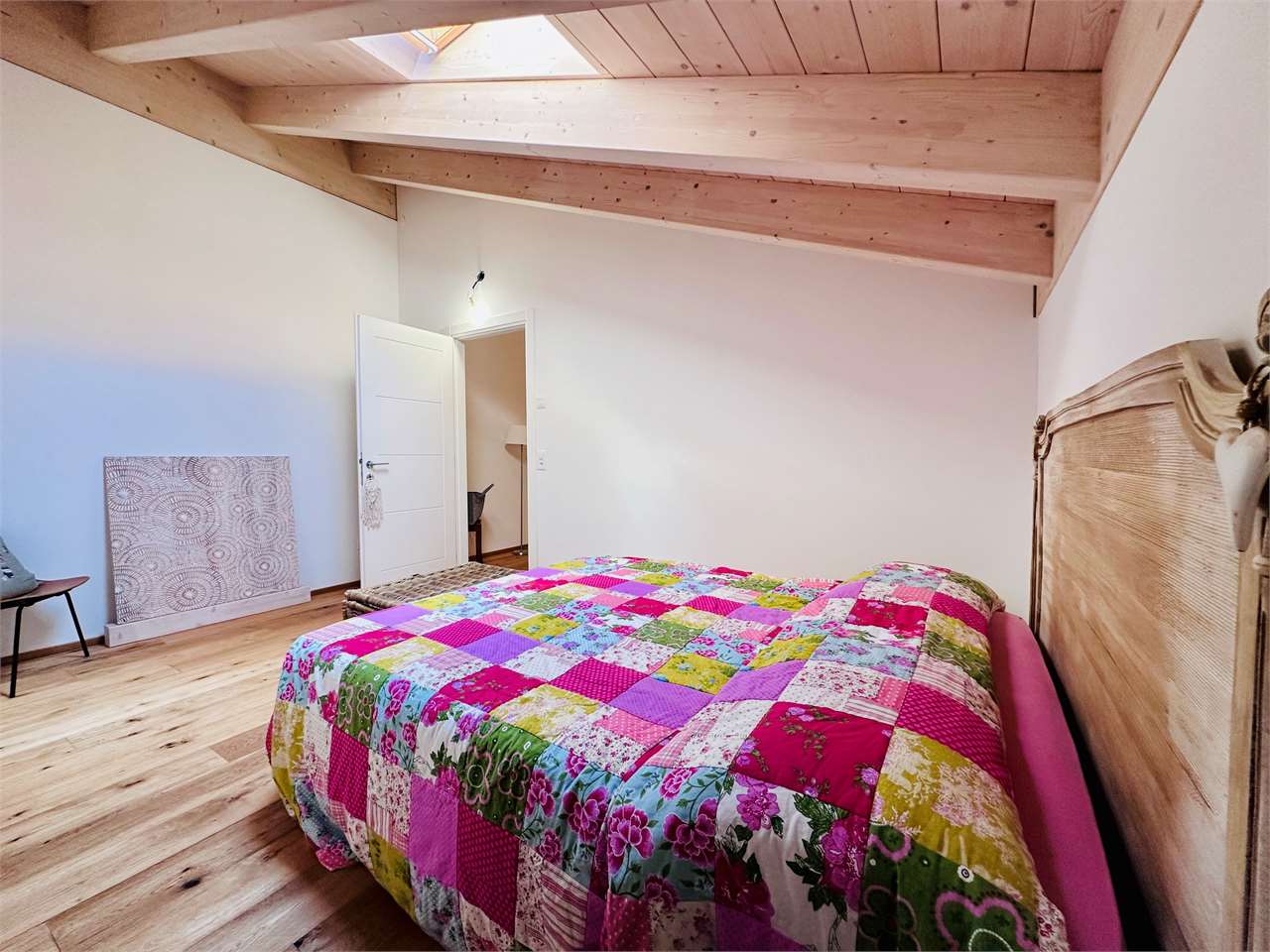 Gemütliches Schlafzimmer mit Holzbalkendecke