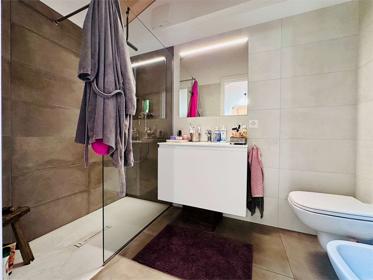 Modernes Badezimmer mit begehbarer Dusche und Waschtisch