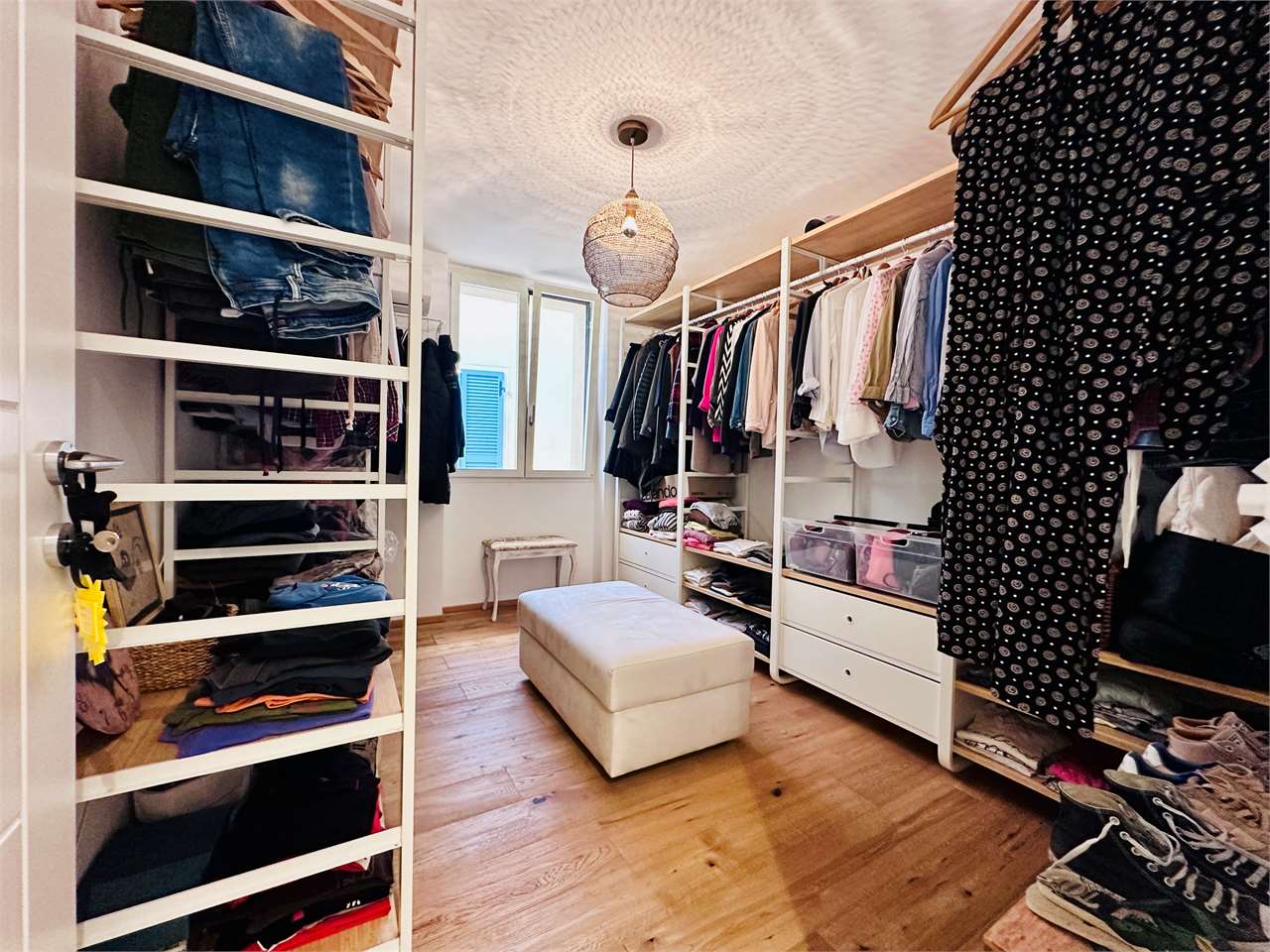 Ankleidezimmer mit offenen Kleiderschränken