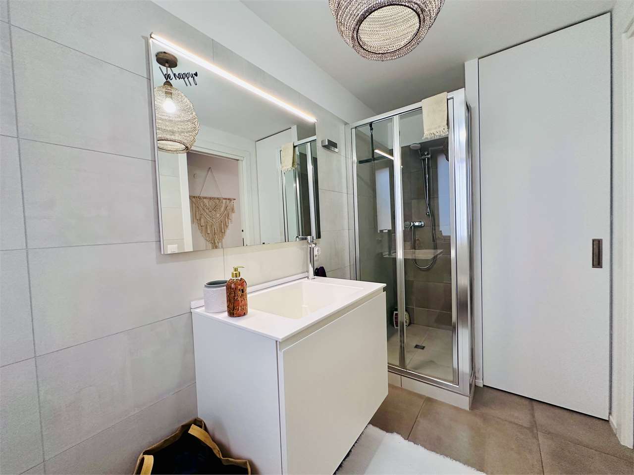 Modernes Badezimmer mit Walk-in-Dusche und großem Spiegel