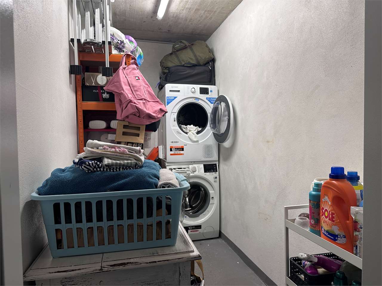 Hauswirtschafts-/Abstellraum mit Waschmaschine und Trockner