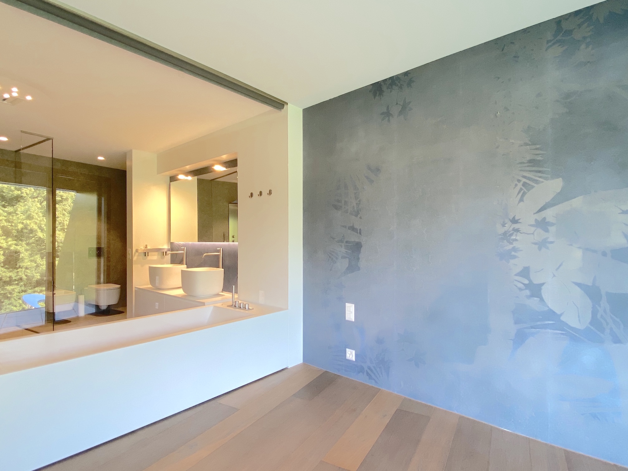 Modernes Badezimmer mit Glasabtrennung