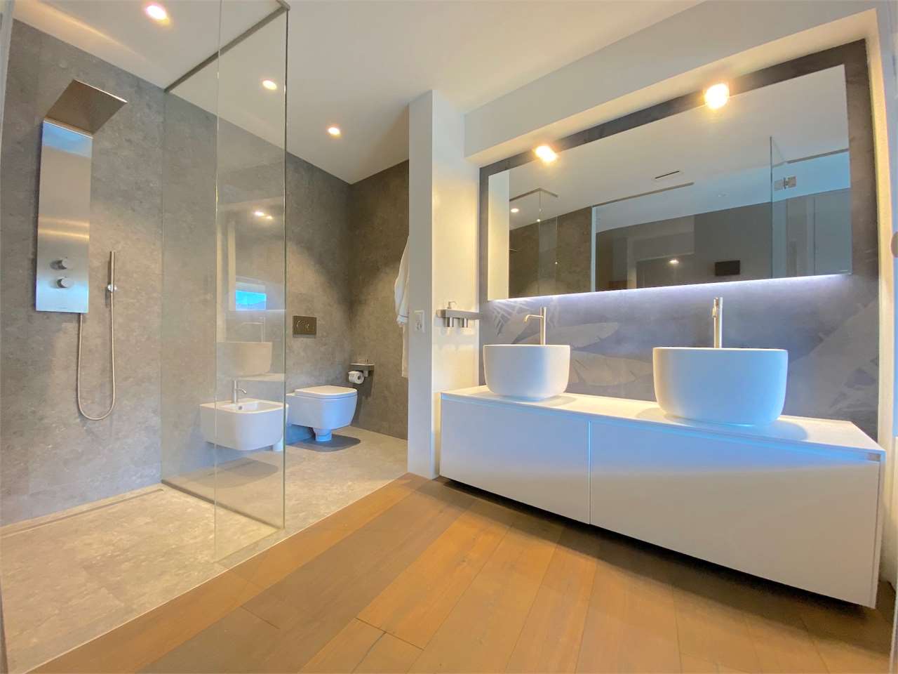 Modernes Badezimmer mit Doppelwaschbecken und Walk-in-Dusche
