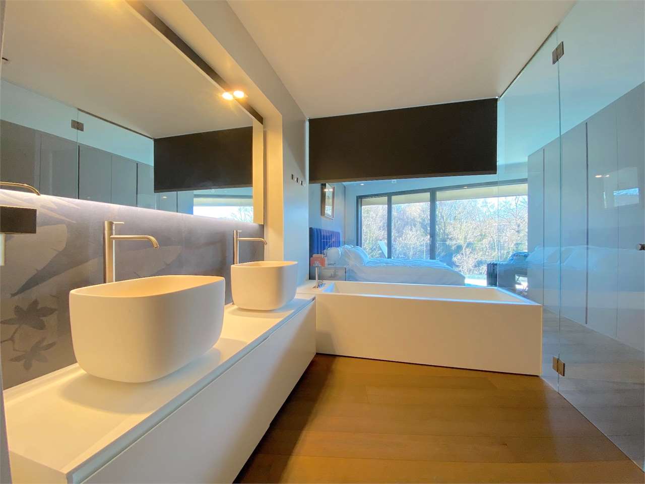 Modernes Schlafzimmer mit Bad en suite