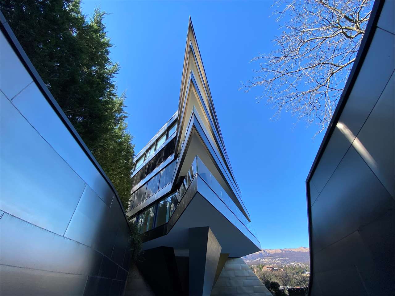 Modernes Architektur-Exterieur mit spitzem Dachabschluss