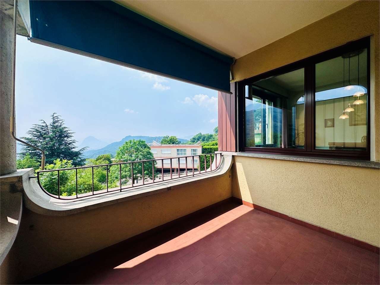Überdachter Balkon mit Bergblick