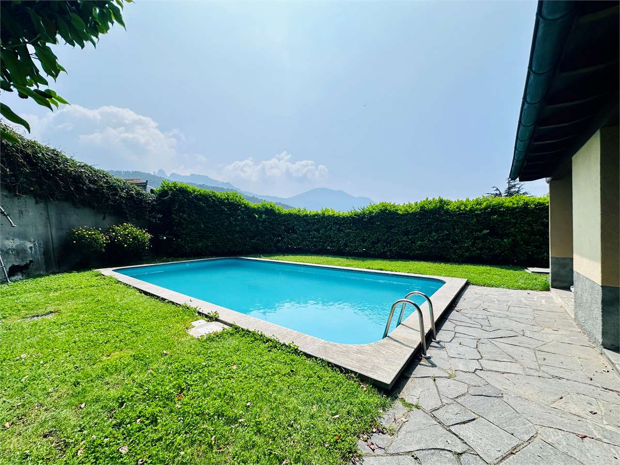 Außenbereich mit Pool und Garten