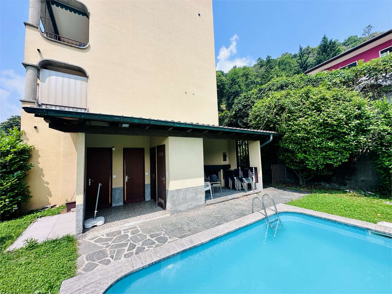 Außenansicht mit Pool und Terrasse