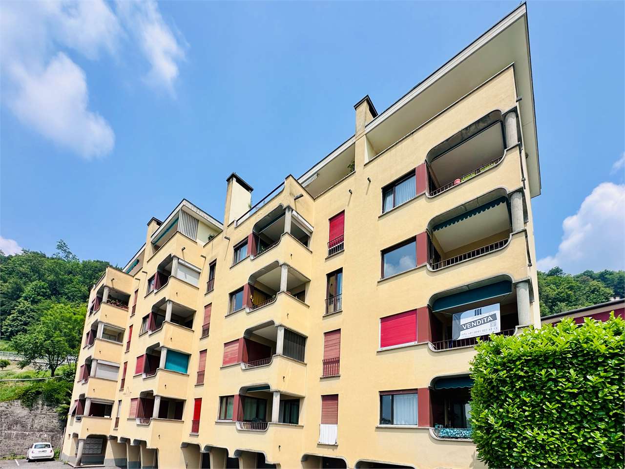 Mehrfamilienhaus mit Balkonen
