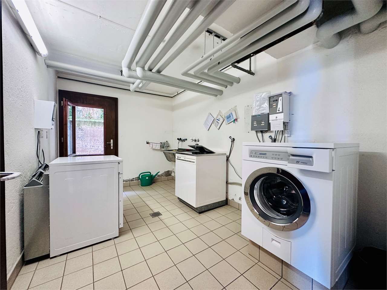 Hauswirtschaftsraum mit Waschmaschine