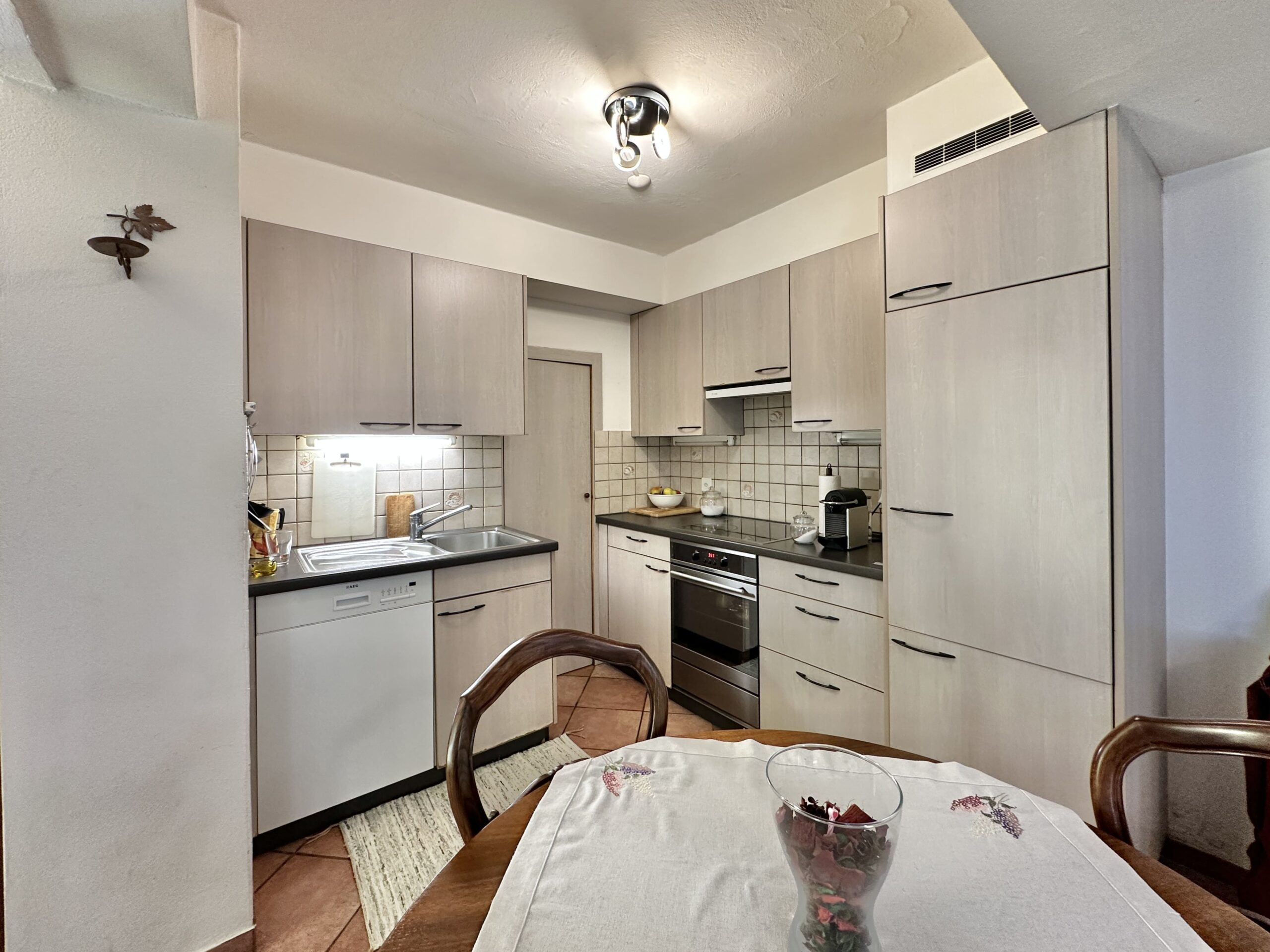 Kleine Küchenzeile mit angrenzendem Essbereich