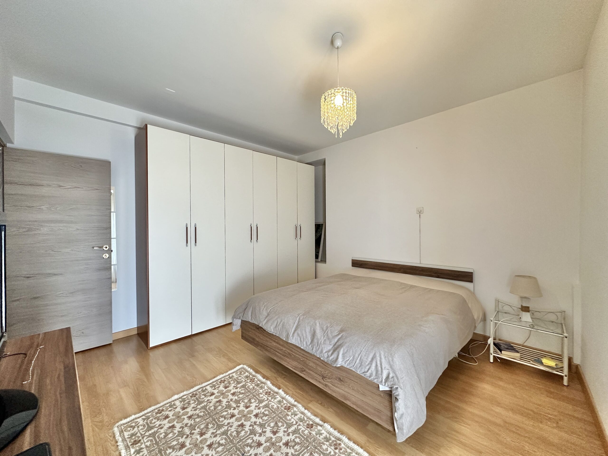 Schlafzimmer mit Kleiderschrank und Doppelbett