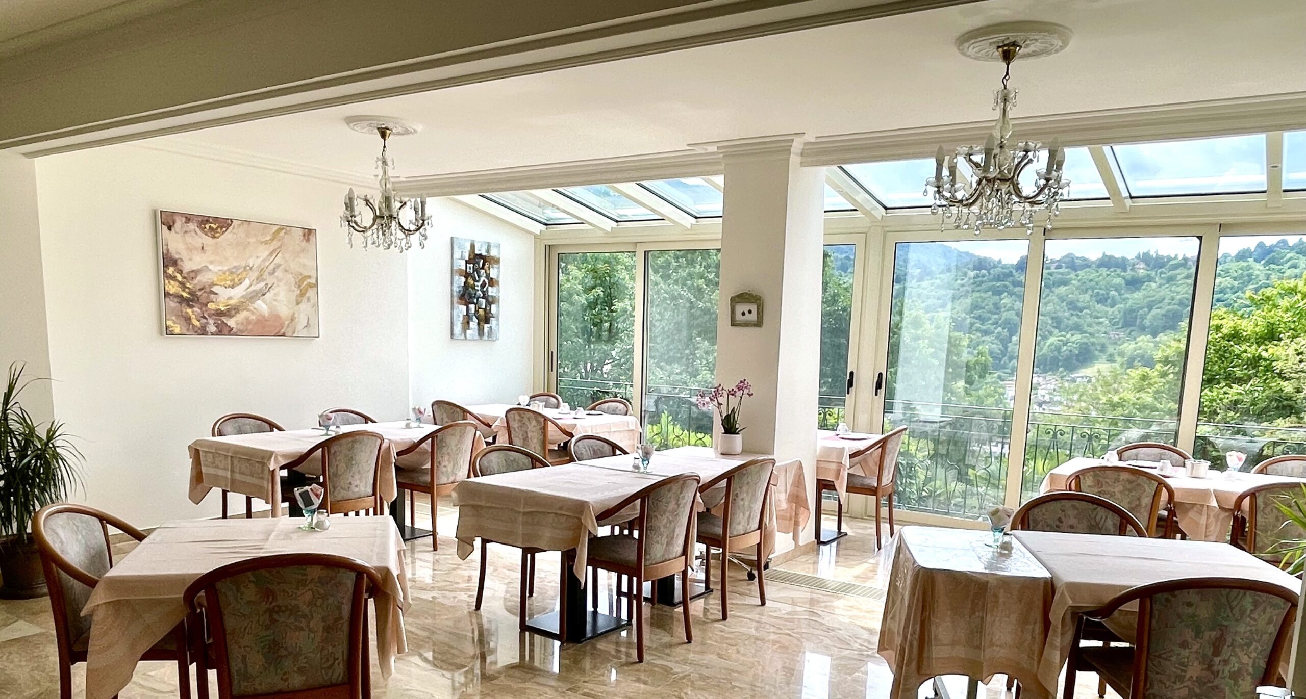 Heller Speisesaal mit Bergblick