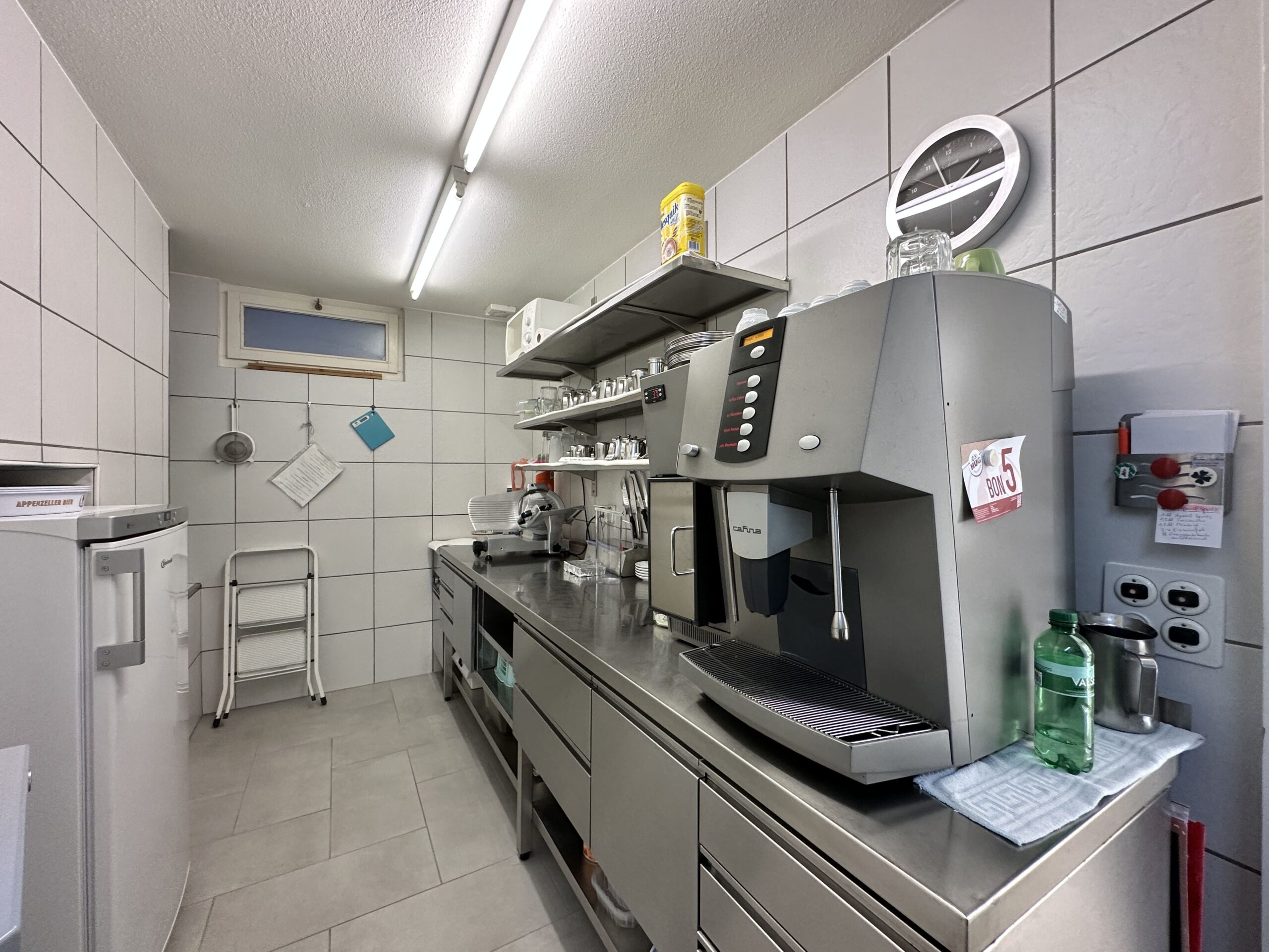 Gewerbliche Küchenzeile mit Kaffeeautomat