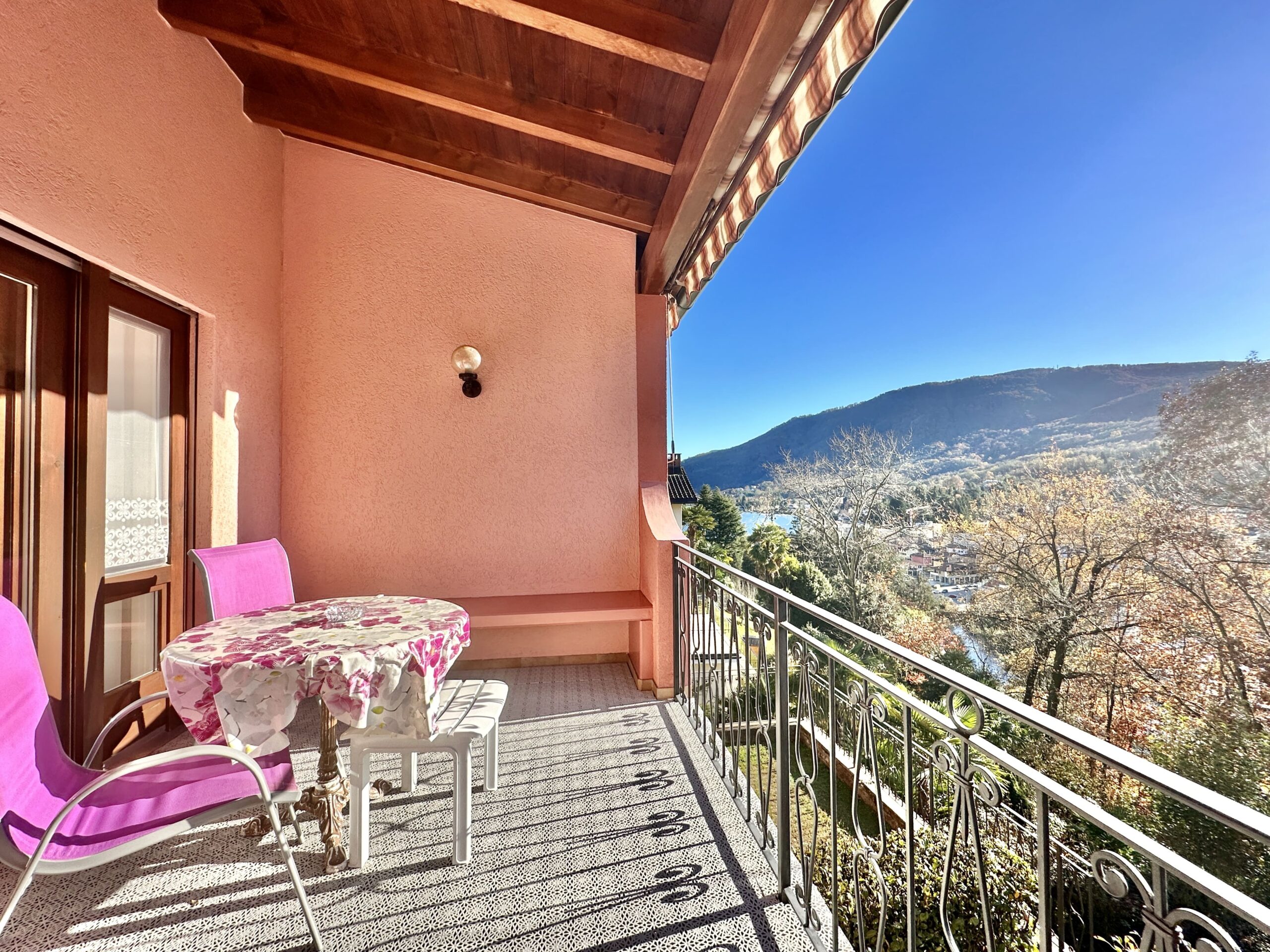 Balkon mit Bergblick