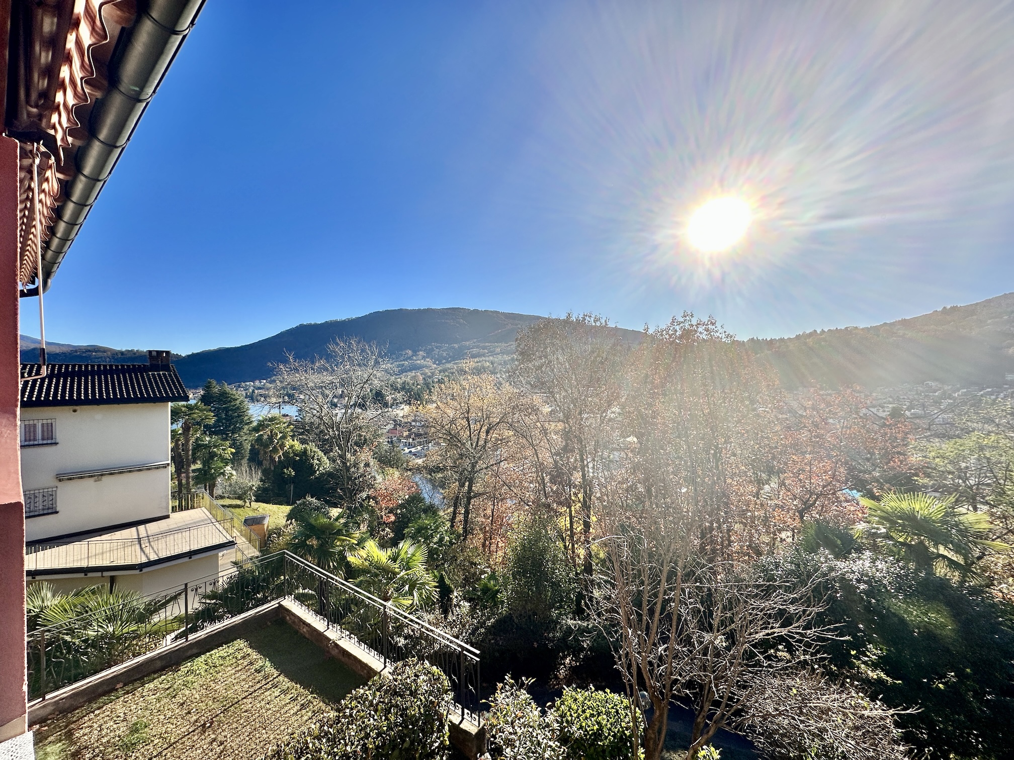 Blick vom Balkon in eine sonnige Landschaft