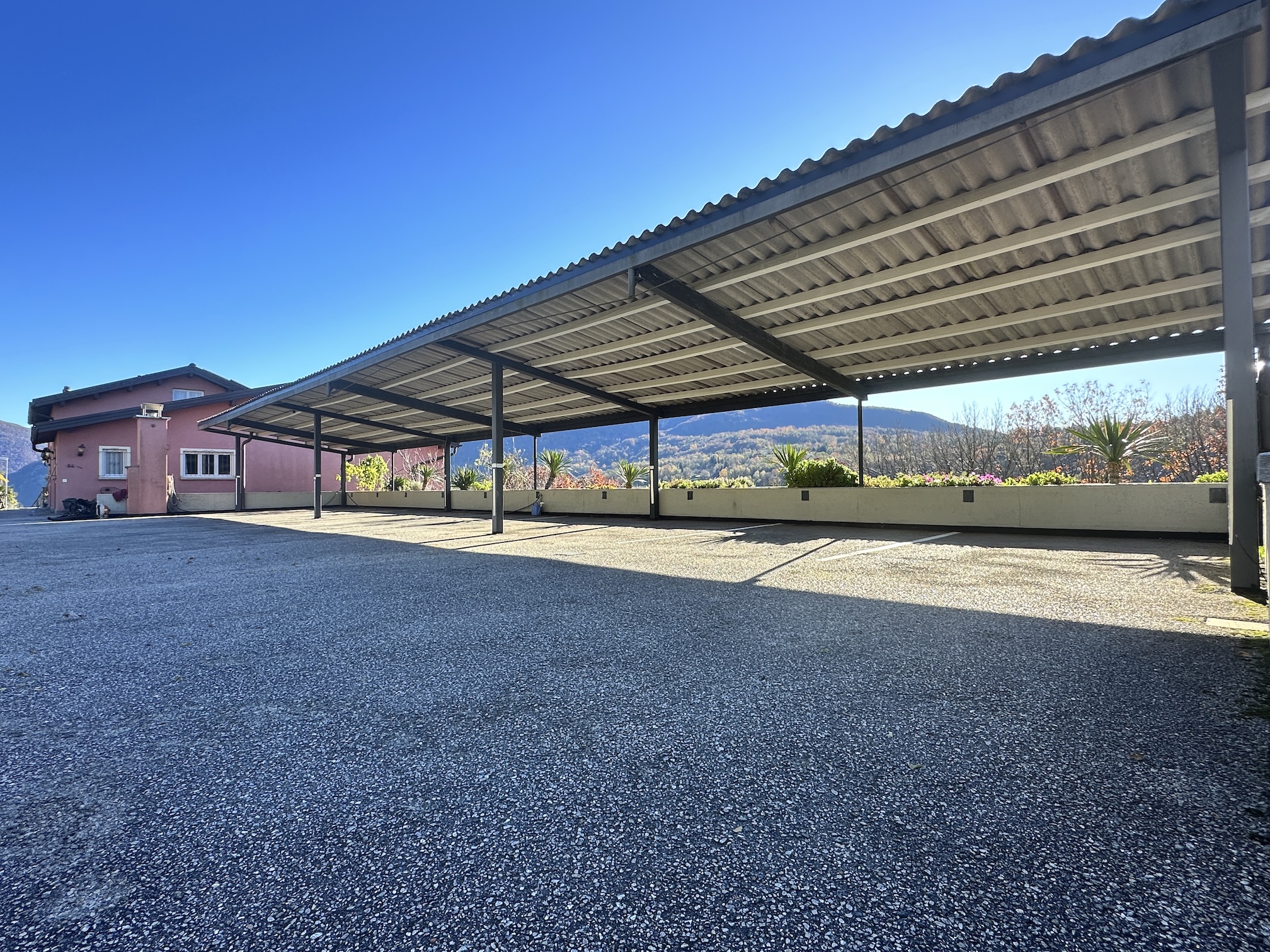 Überdachter Parkplatz mit Bergblick